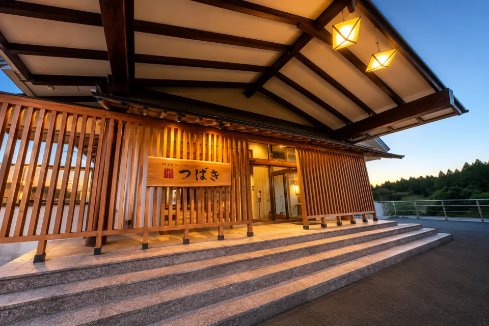 男鹿温泉 結いの宿 別邸つばきの夕暮れの正面玄関