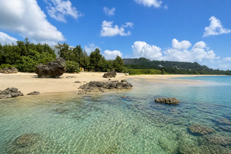 オン・ザ・ビーチ ルーの近くに広がる天然ビーチの全景