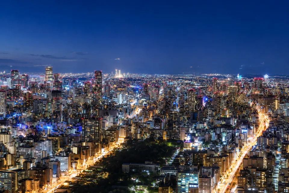 大阪マリオット都ホテルの高層階から見渡す大阪市街の夜景