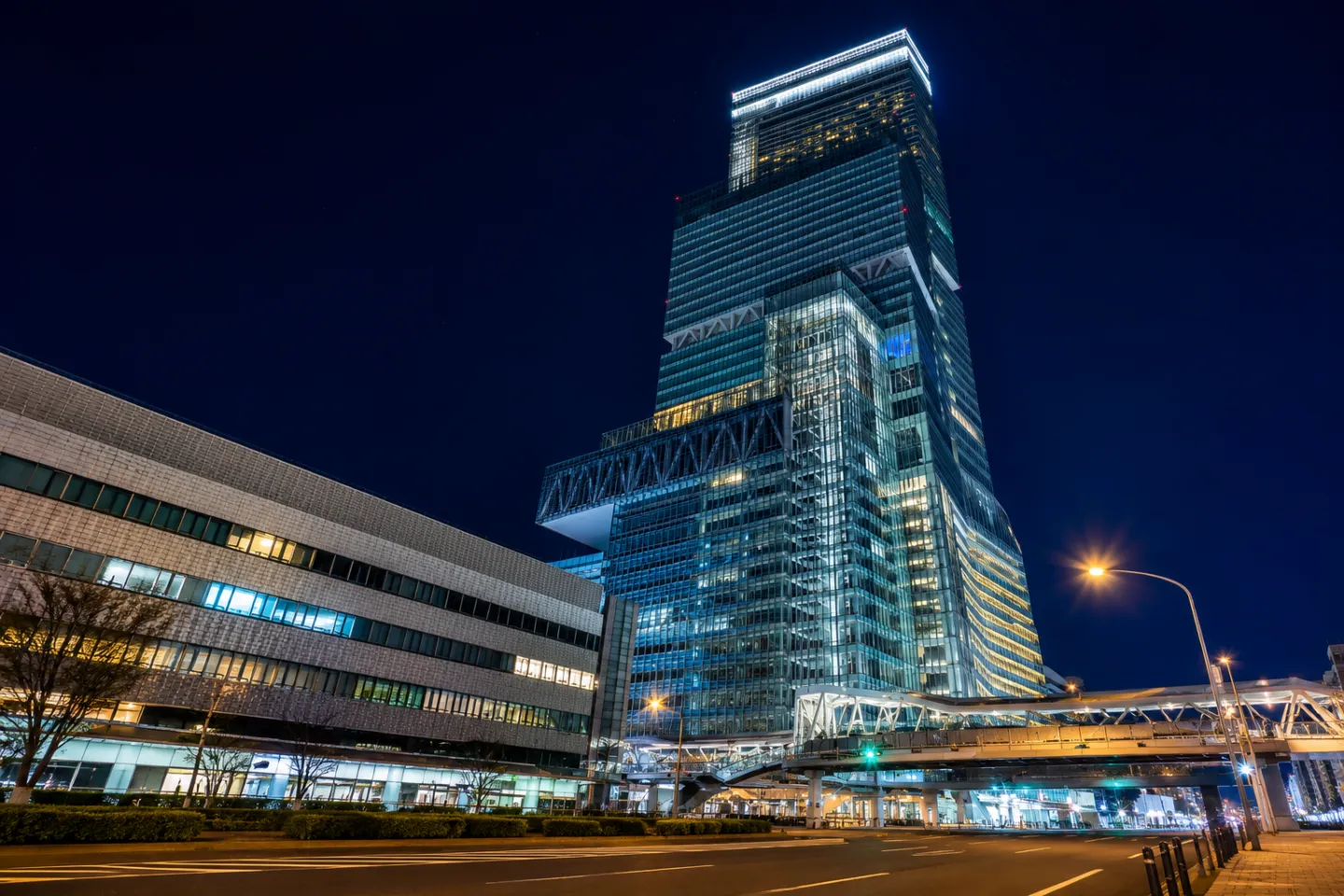 大阪マリオット都ホテルの夜の建物外観