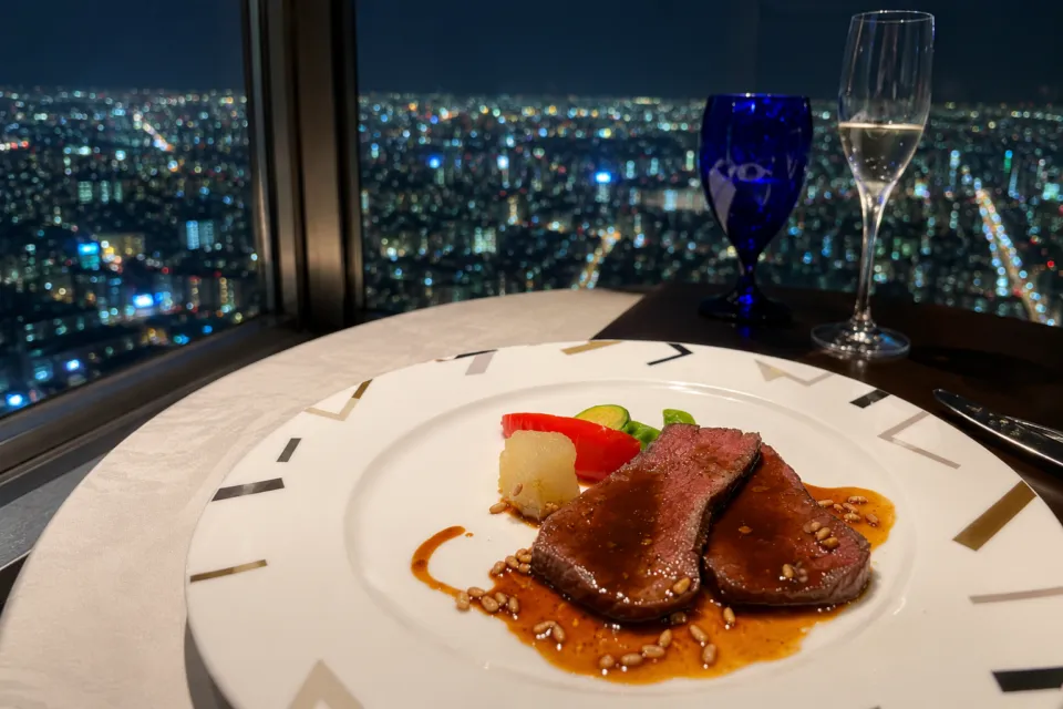 大阪マリオット都ホテルの夜景とステーキ料理
