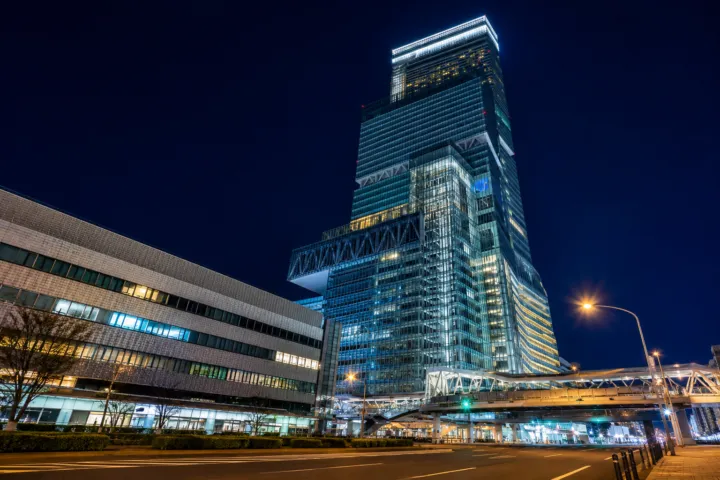 大阪マリオット都ホテルの夜の建物外観