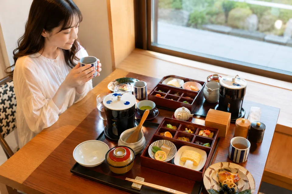 パーク ハイアット 京都の和朝食を楽しむ様子