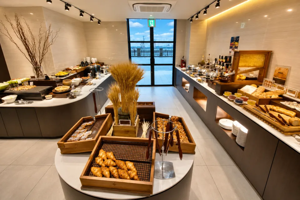 プレミアホテル門司港のパンや料理が並ぶ朝食ビュッフェ