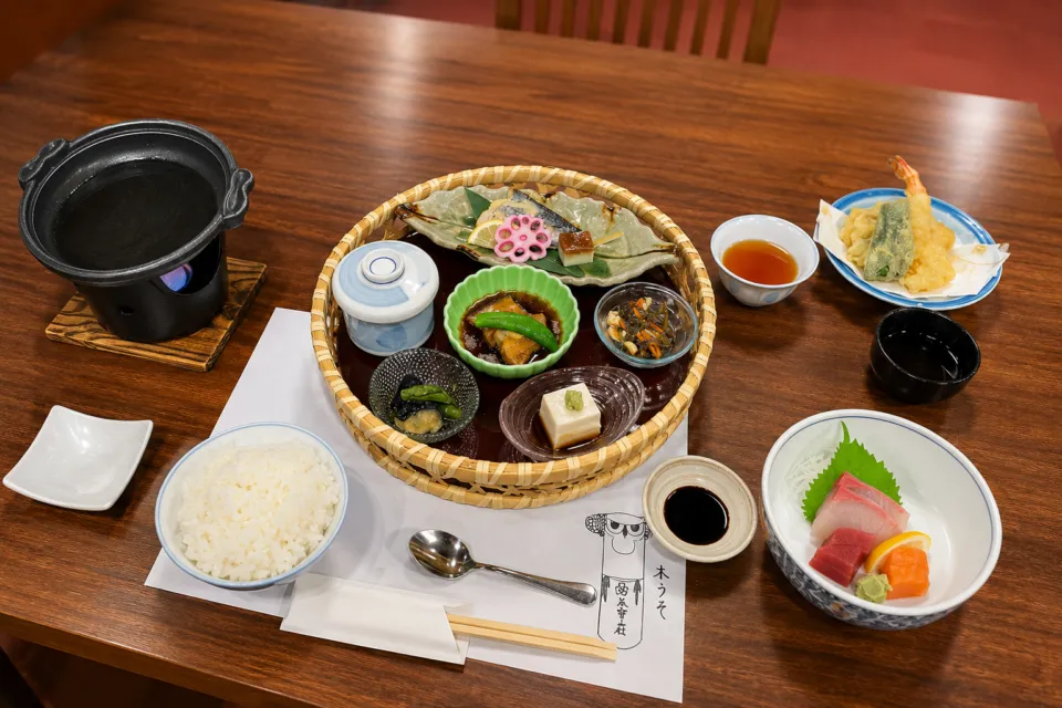 ルートイン グランティア太宰府の刺身と天ぷらを含む和食膳