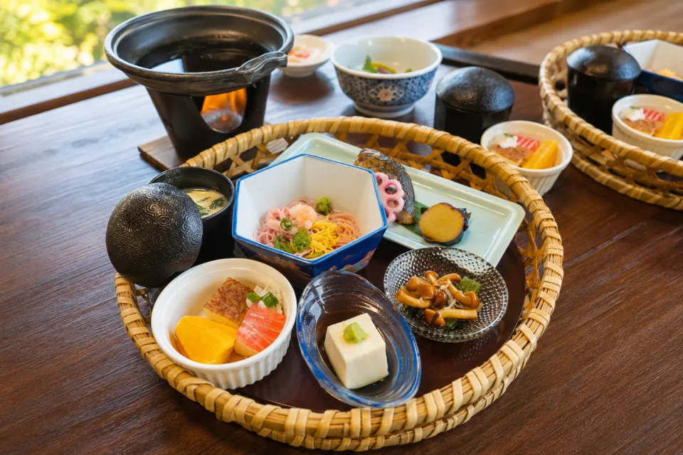ルートイン グランティア太宰府の竹籠に盛り付けた料理