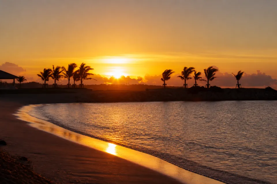 ロイヤルビューホテル美ら海の海辺を染める夕景