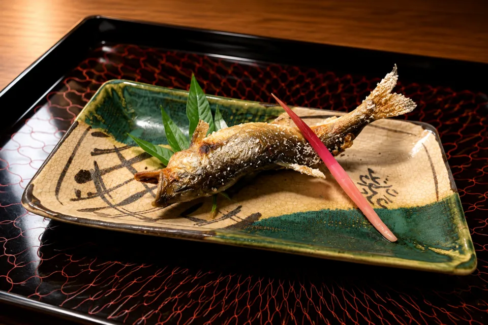 料亭 洲さきの尾頭付きの魚料理