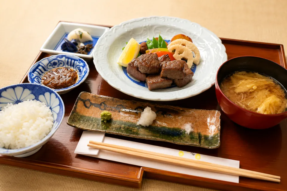 料亭 洲さきの肉料理とご飯と汁物を組み合わせた御膳