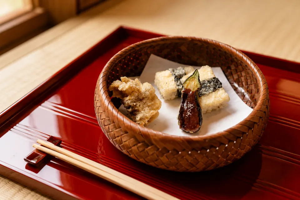 料亭 洲さきの籠に盛られた野菜や海苔の揚げ物