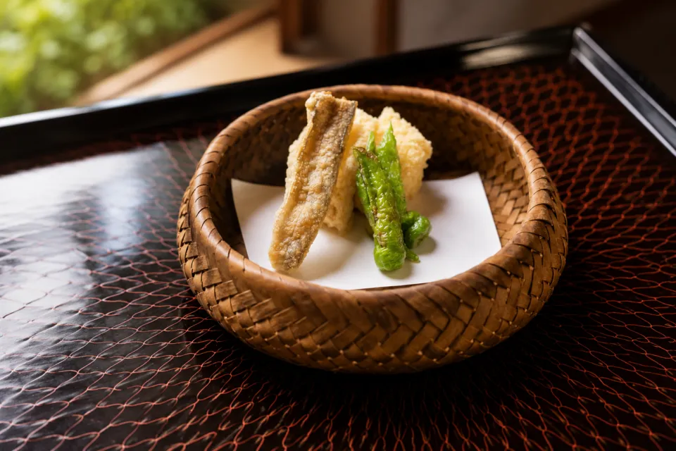料亭 洲さきの籠に盛られた三種類の揚げ物