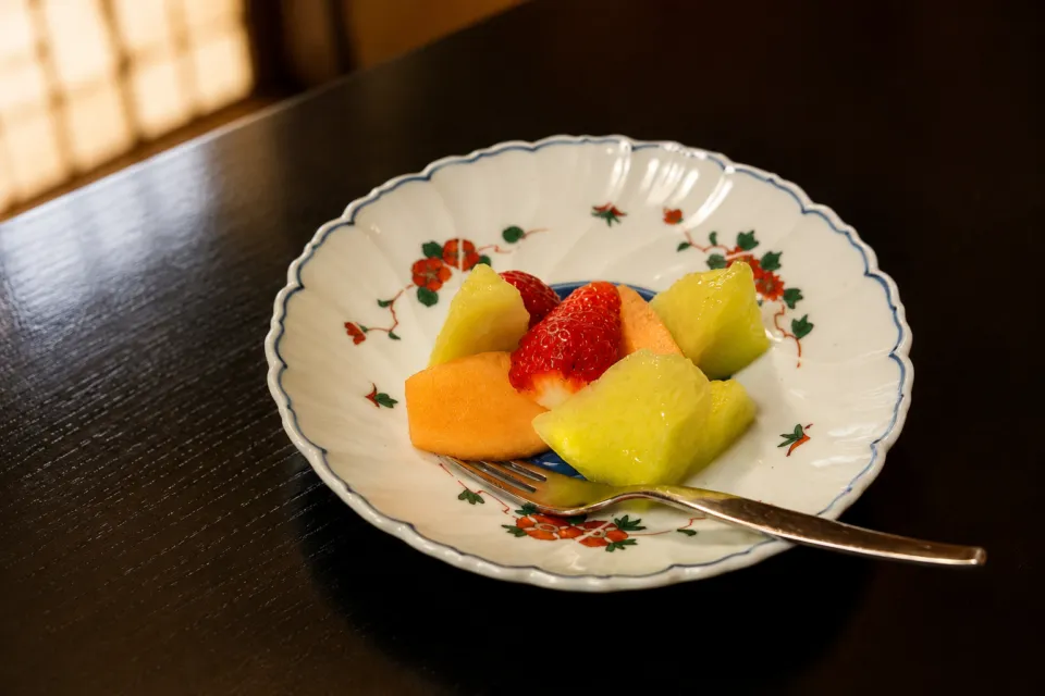 料亭 洲さきの苺やメロンを盛り合わせた果物のデザート