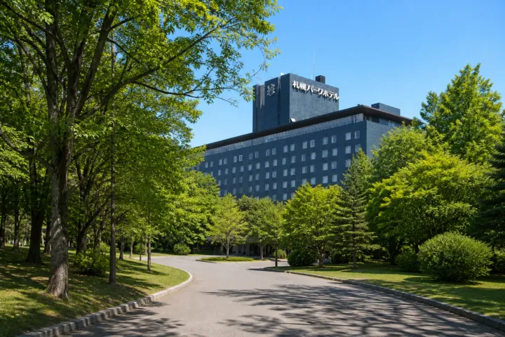 札幌パークホテルの中島公園側から望む外観