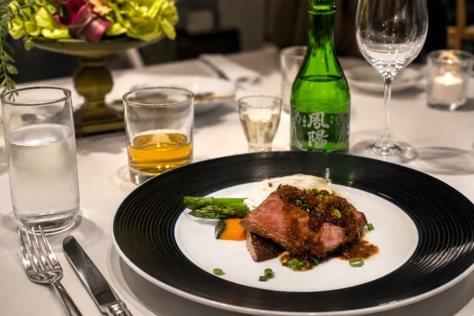 仙台ロイヤルパークホテルの肉料理と飲み物