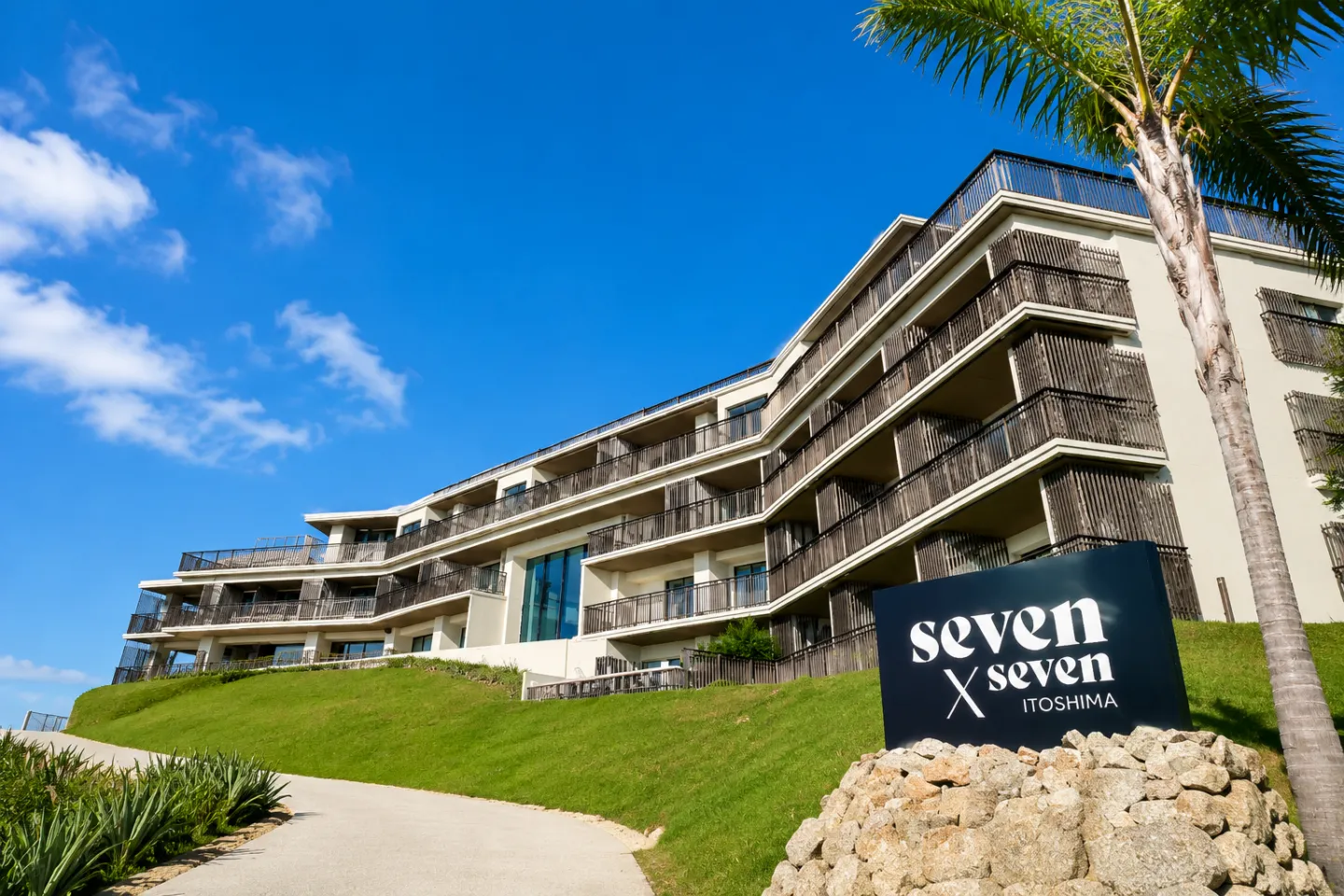 seven x seven 糸島の看板とホテル外観