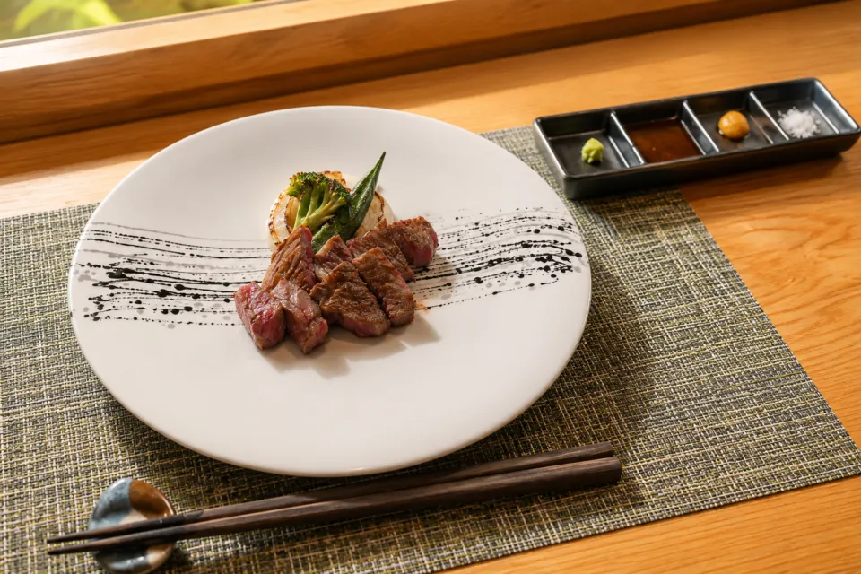 シェラトングランドホテル広島の焼いた肉と野菜を盛り付けた一皿