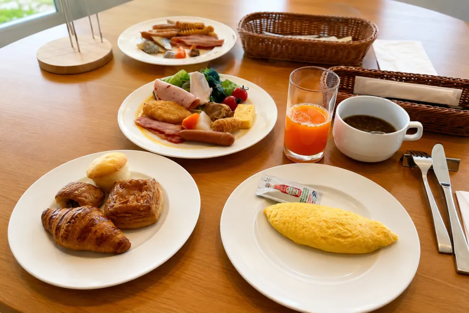 シェラトングランドホテル広島のパンやオムレツを並べた朝食