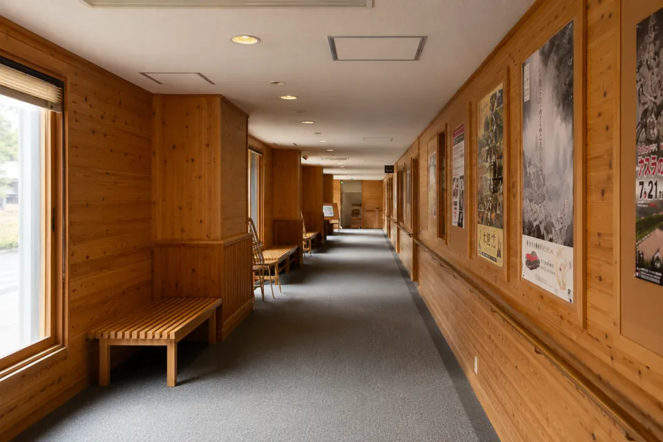 新玉川温泉の木の壁の館内廊下