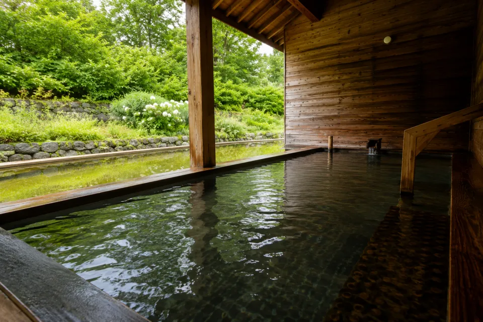 新玉川温泉の緑に囲まれた露天風呂