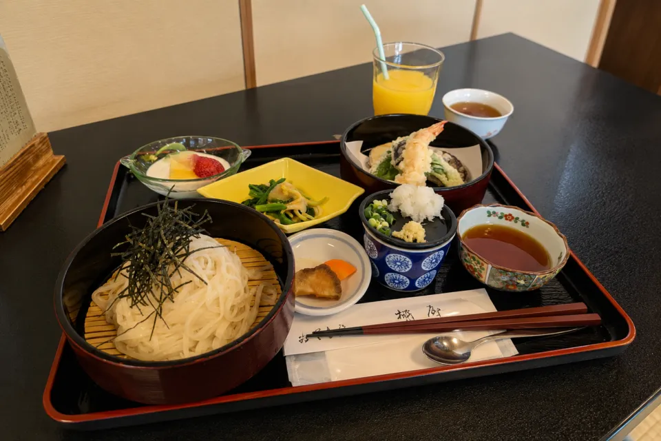 新玉川温泉の天ぷらと稲庭うどんの食事
