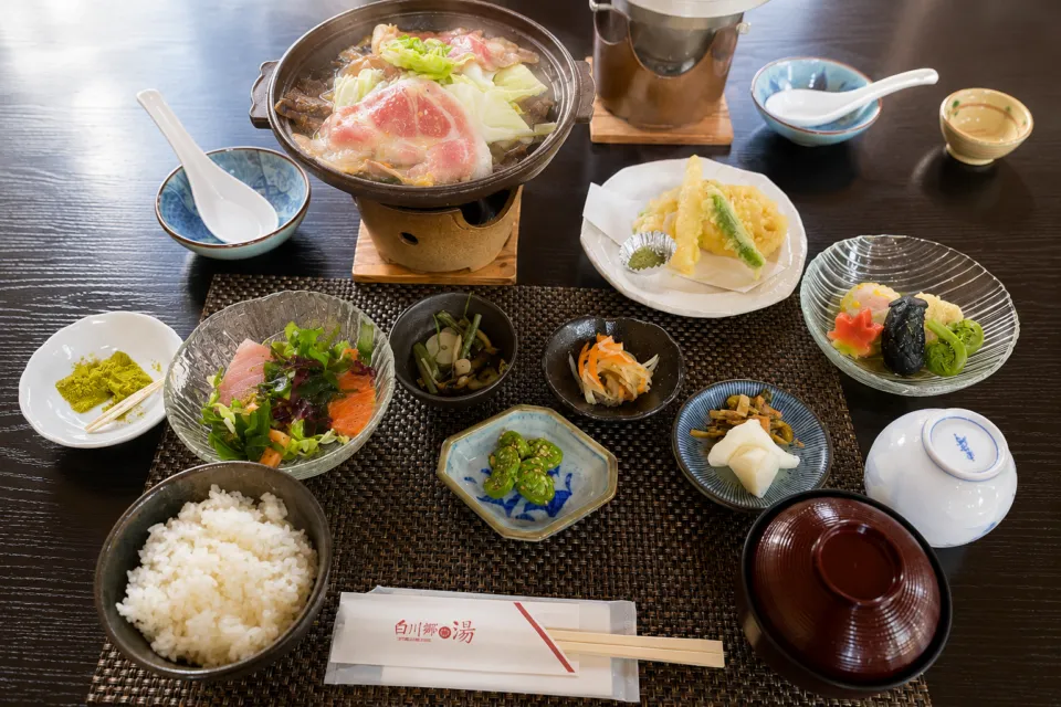 天然温泉白川郷の湯の鍋料理と天ぷらを含む和食膳