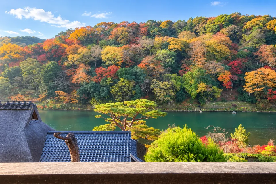 翠嵐 ラグジュアリーコレクションホテル 京都の紅葉の山と川の眺望