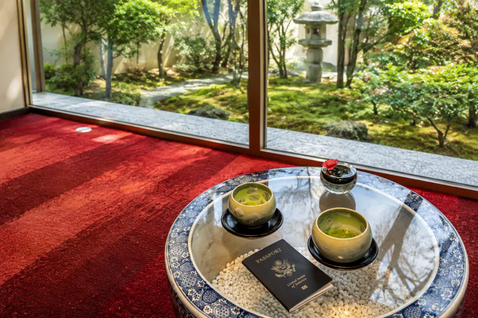 翠嵐 ラグジュアリーコレクションホテル 京都の庭を望む窓辺の抹茶