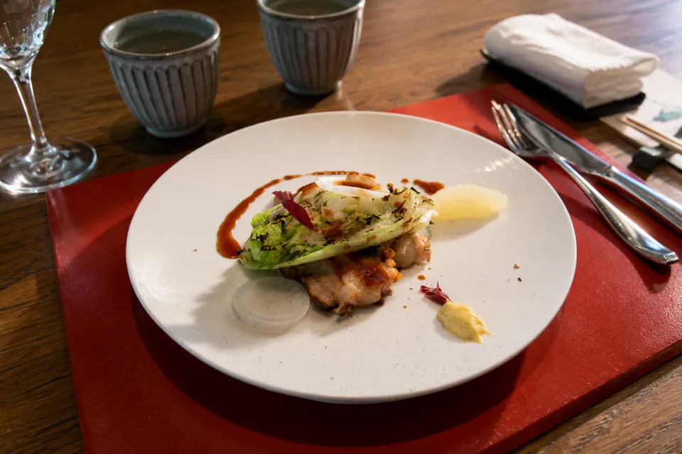 翠嵐 ラグジュアリーコレクションホテル 京都の肉料理と焼き野菜の一皿