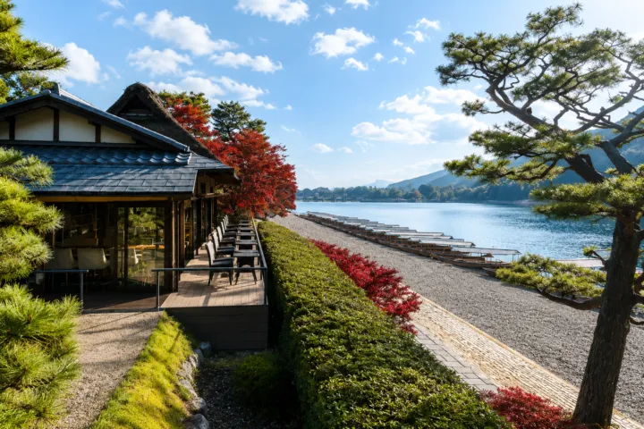 翠嵐 ラグジュアリーコレクションホテル 京都の川沿いの和風建物外観