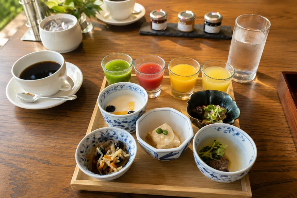 翠嵐 ラグジュアリーコレクションホテル 京都の小鉢とジュースが並ぶ朝食
