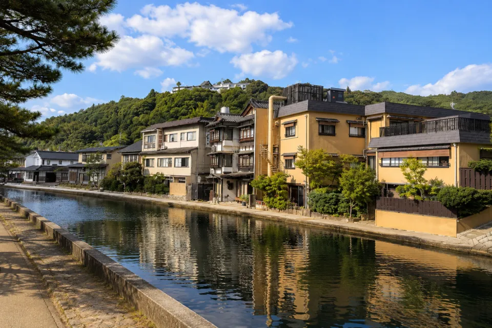 対橋楼の天橋立運河沿いの景観