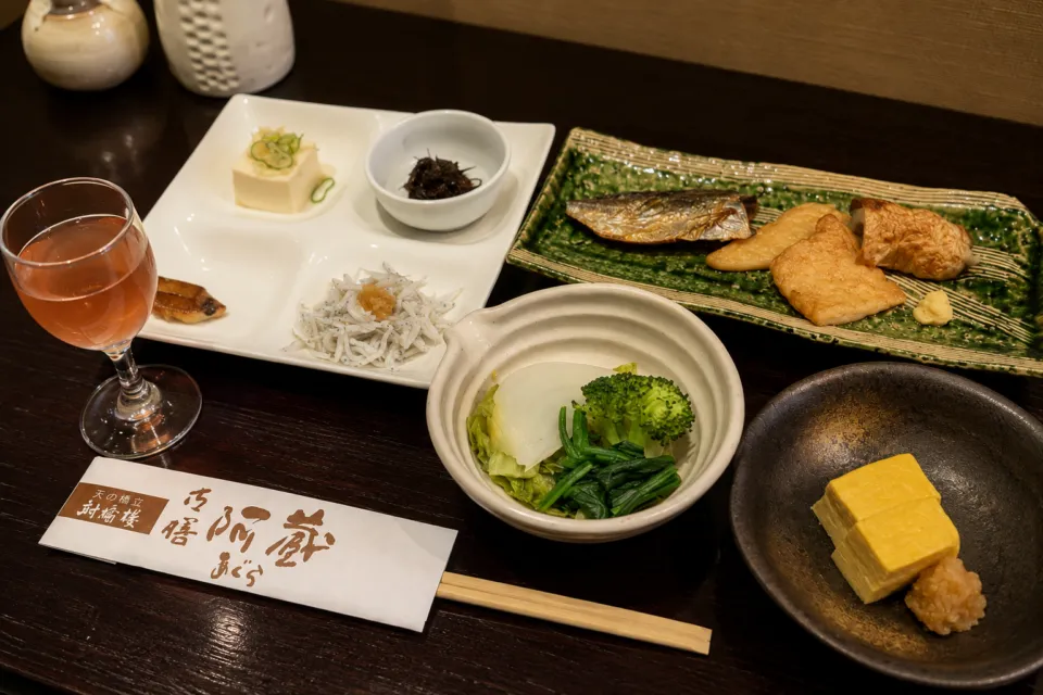 対橋楼の夕食の小鉢と焼き魚