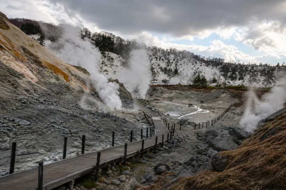 玉川温泉の湯けむり立つ自然研究路