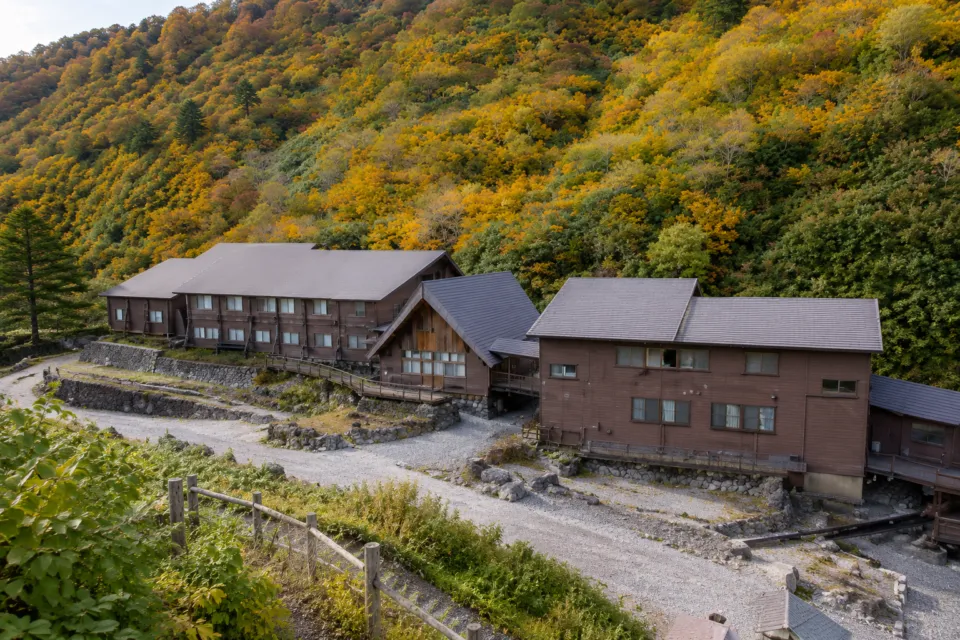 玉川温泉の紅葉に囲まれた建物