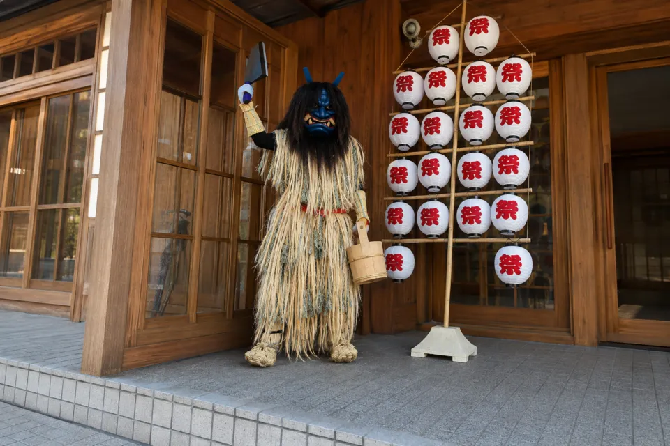 玉川温泉の玄関に飾られたなまはげ