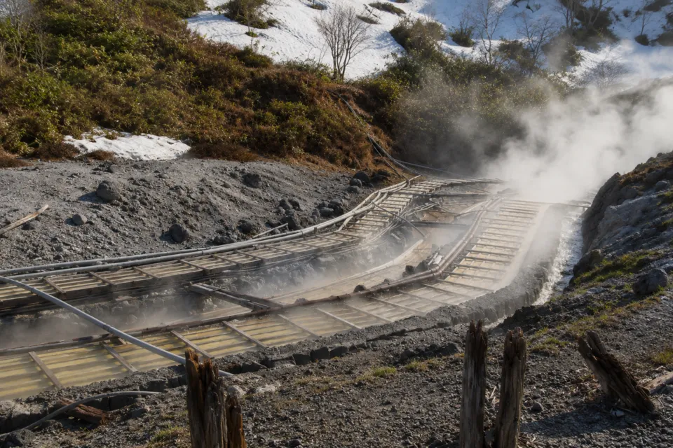 玉川温泉の湯けむりが立つ源泉地