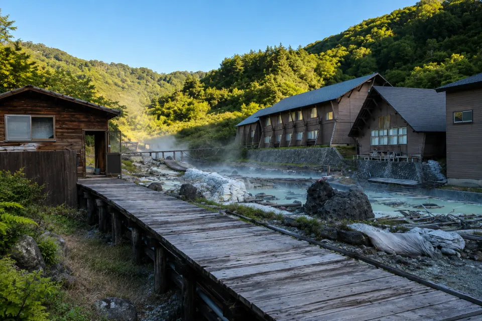 玉川温泉の湯けむり立つ源泉地