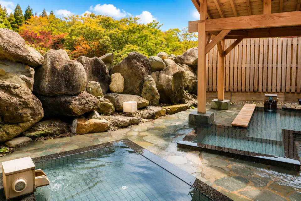 天然温泉 田沢湖レイクリゾートの岩に囲まれた露天風呂