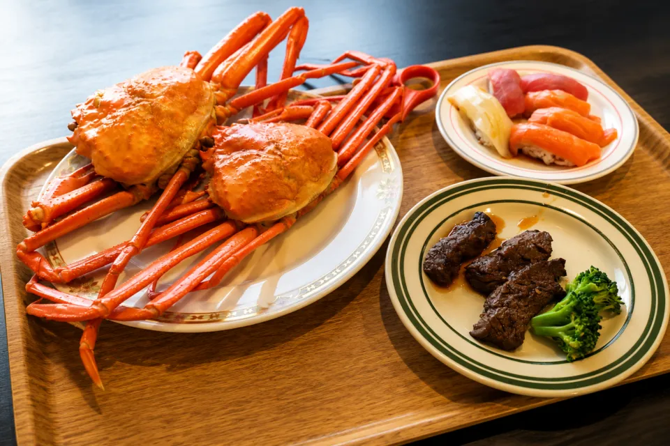 天然温泉 田沢湖レイクリゾートのカニと寿司とステーキの料理