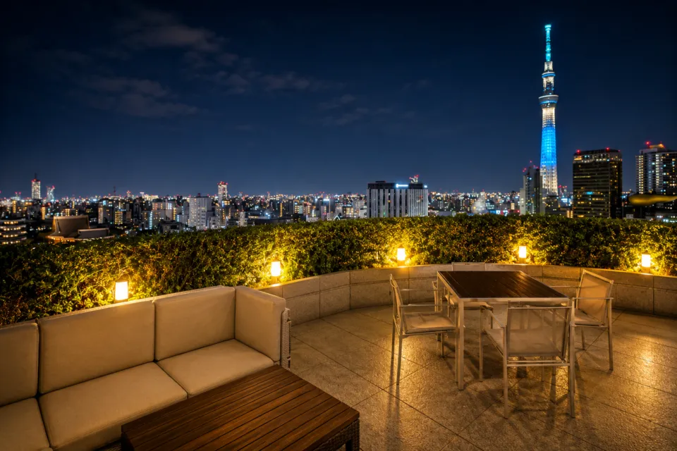 THE GATE HOTEL 雷門 by HULICの東京スカイツリーを望む夜のテラス