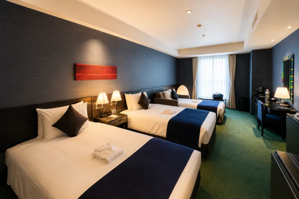 THE GATE HOTEL 雷門 by HULICの3台のベッドを備えた客室