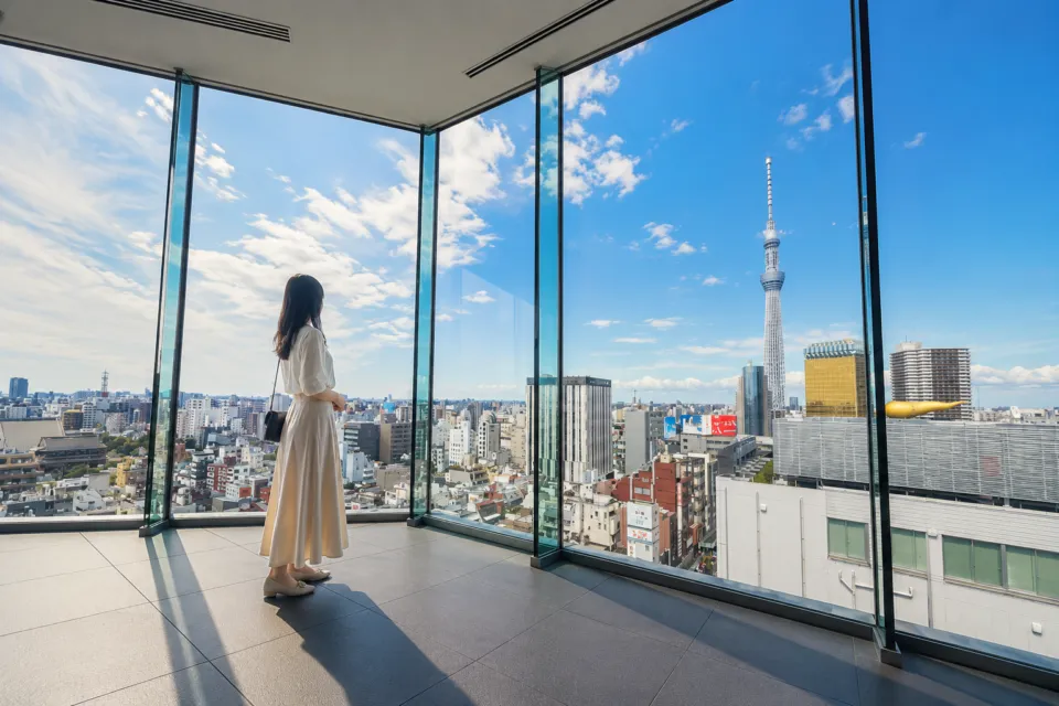 THE GATE HOTEL 雷門 by HULICの展望テラスから東京スカイツリーを眺める様子