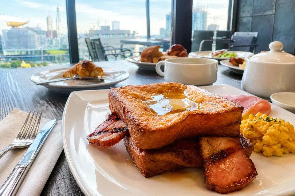THE GATE HOTEL 雷門 by HULICのフレンチトーストとベーコンの朝食