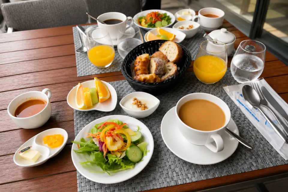 THE GATE HOTEL 雷門 by HULICのパンとサラダを組み合わせた朝食