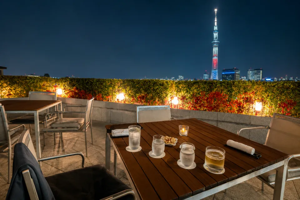 THE GATE HOTEL 雷門 by HULICの東京スカイツリーを望む夜のテラス席