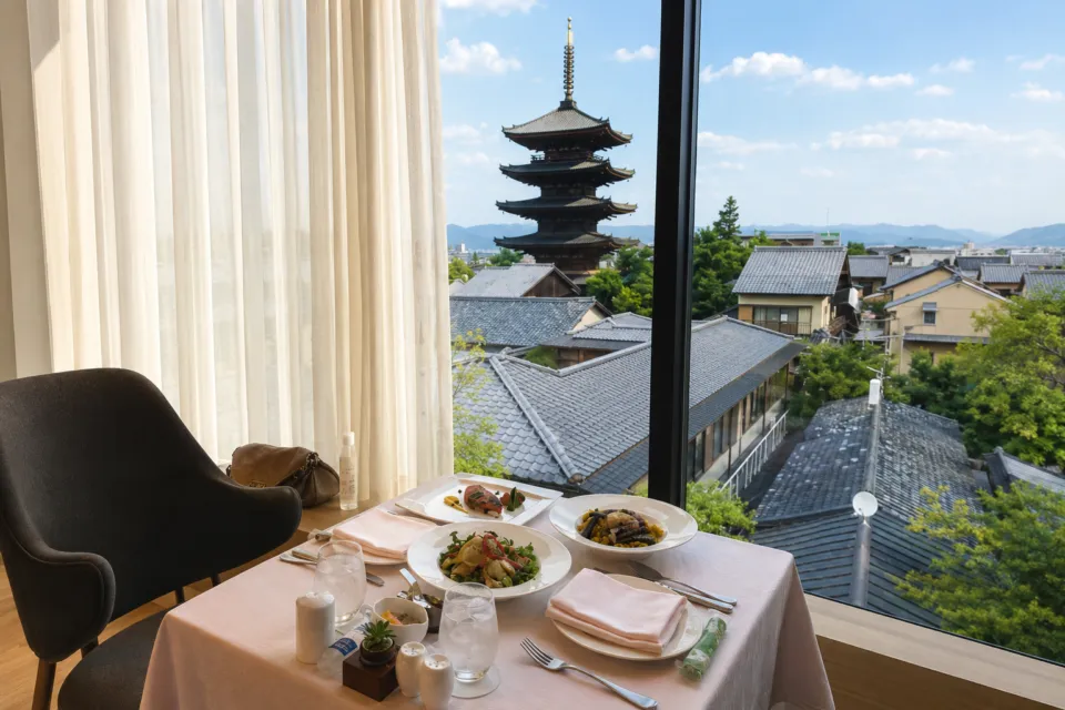 ザ・ホテル青龍 京都清水の八坂の塔を望む窓辺の食卓