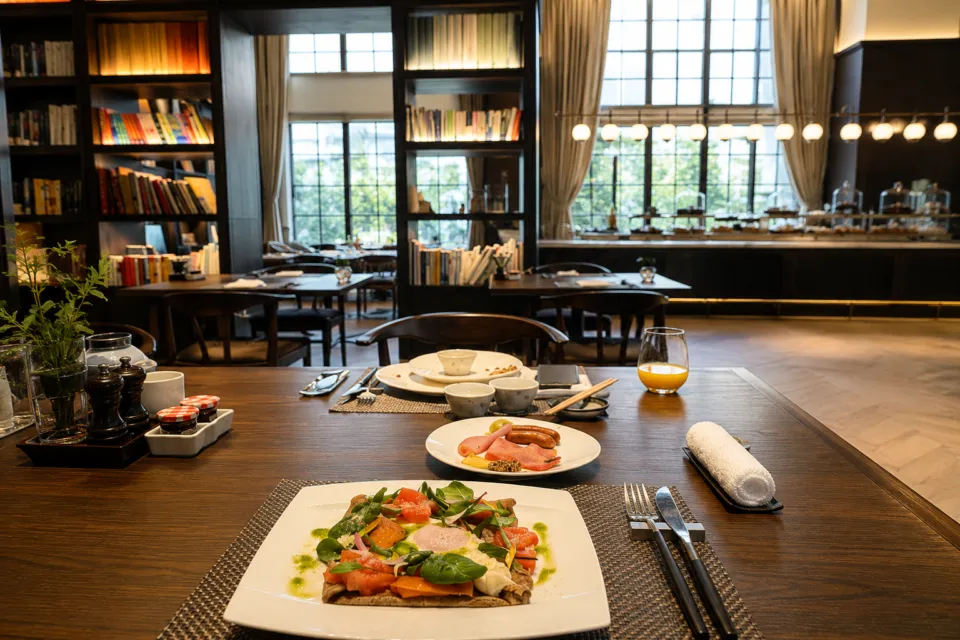 ザ・ホテル青龍 京都清水の書棚に囲まれたダイニングでの朝食