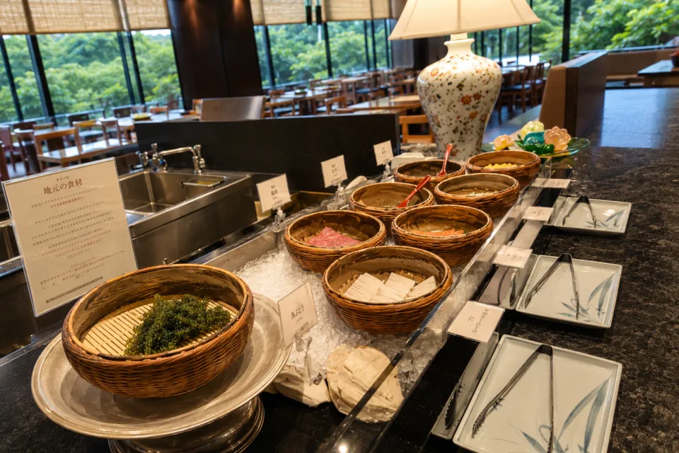 ザ・ムーンビーチ ミュージアムリゾートの地元食材を並べたブッフェ