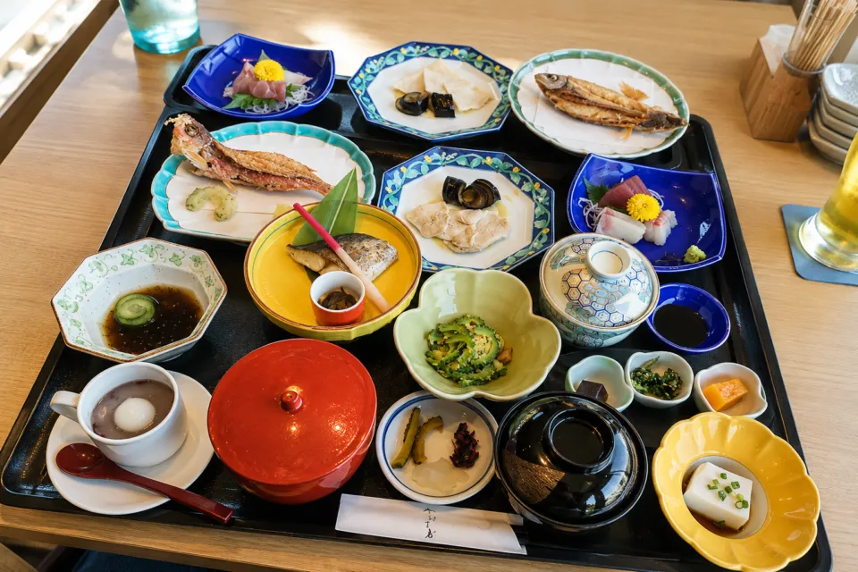 ザ・ムーンビーチ ミュージアムリゾートの焼き魚や刺身を並べた和食膳