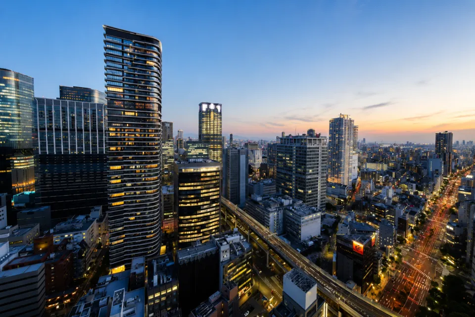 ザ・リッツ・カールトン大阪の夕暮れの大阪市街の眺望